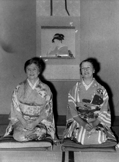 （写真）日本の着物を着て和室に正座している女史