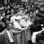 東京ヘレン・ケラー協会を訪れ、熱烈な歓迎を受ける女史一行（1955年5月28日午後）