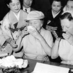 抹茶を飲み、日本文化にも触れられた（東京ヘレン・ケラー協会会議室で）