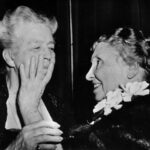 ルーズベルト夫人（左）の話を指で聞くヘレン・ケラー女史