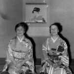 948年の2回目の来日の際、古都奈良で和服を着てくつろぐヘレン・ケラー女史（左）＝奈良市春日野町の月日亭で